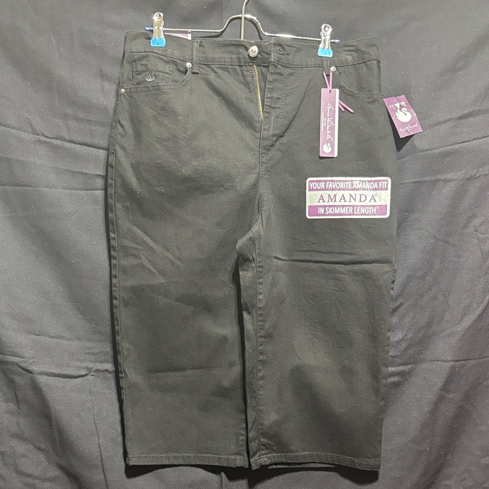 Gloria Vanderbilt Classic Black Capris